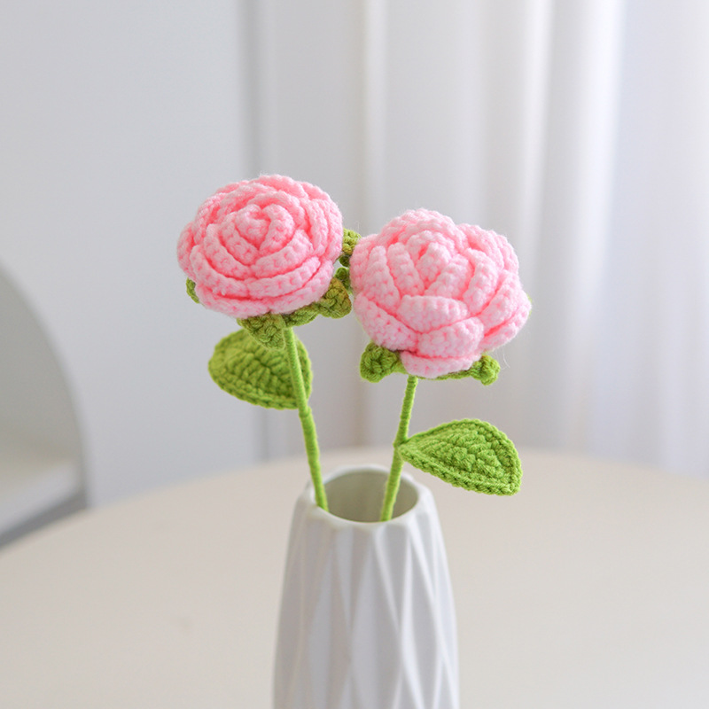 Flores tejidas a crochet es la creación de flores con aguja y lana mediante crochet, ideales para decorar con encanto prendas o eventos.